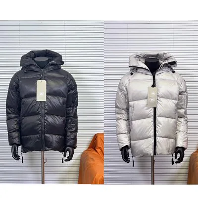 Czarna i jasna kurtka puchowa Canada Goose Wyndham na manekinach